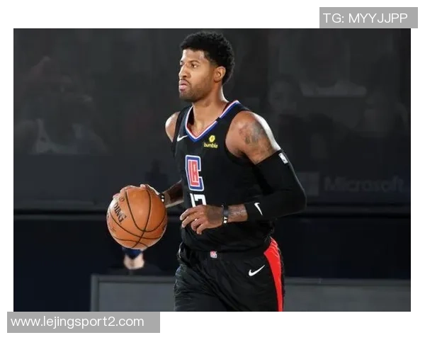 乔治上半场表现平平仅得8分三分球命中率尚可展现潜力