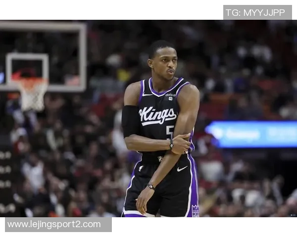 福克斯半场表现抢眼4投2中斩获13分2篮板2助攻罚球全中助力球队