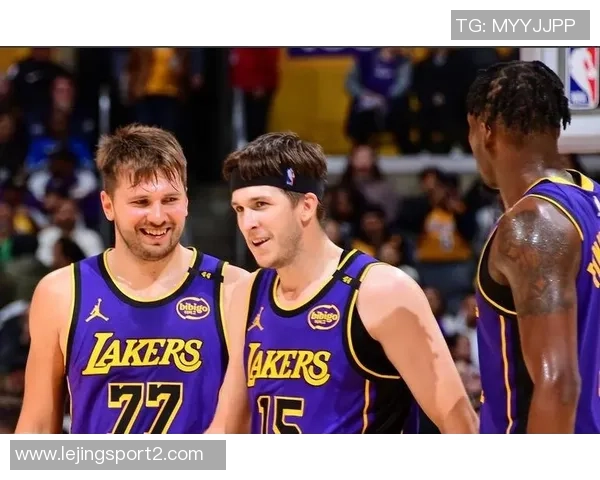 湖人训练场景曝光斯玛特紧逼八村里夫斯全力防守展现团队默契